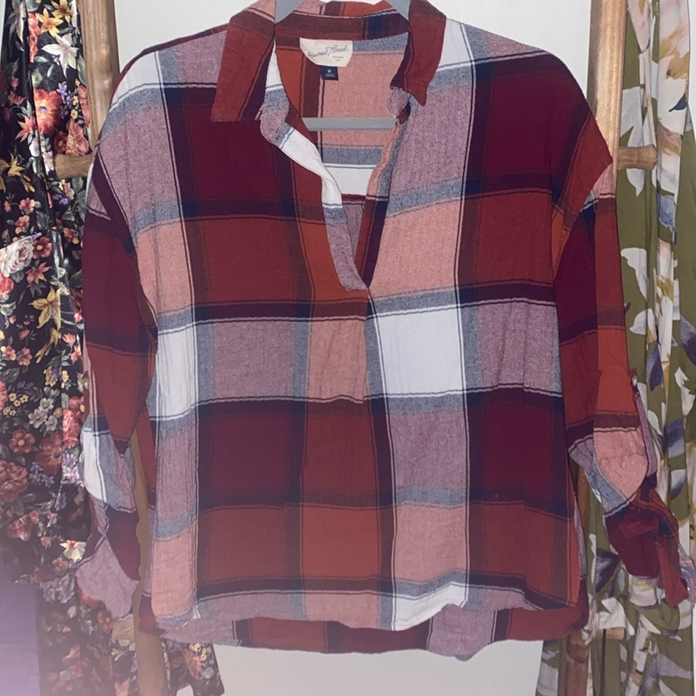 Universal thread size medium women’s plaid shirt with sleeve tan